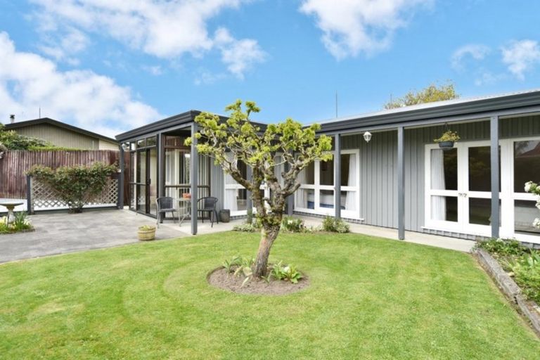 Photo of property in 17 Clivedon Place, Redwood, Christchurch, 8051