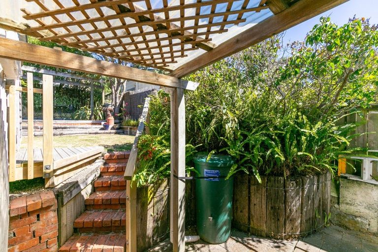 Photo of property in 28 Queen Street, Mount Victoria, Wellington, 6011