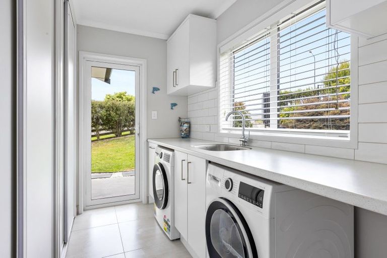 Photo of property in 60 Roberts Road, Matakatia, Whangaparaoa, 0930