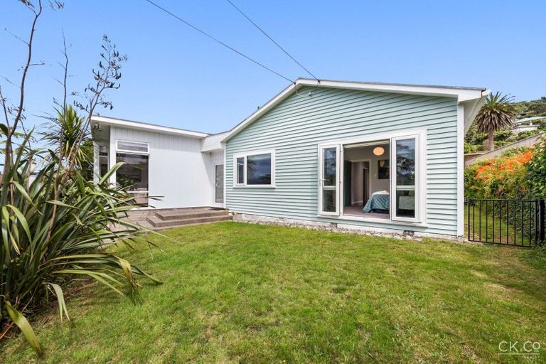 Photo of property in 34 Miromiro Road, Normandale, Lower Hutt, 5010