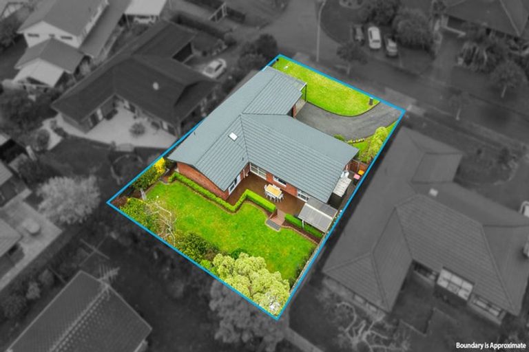 Photo of property in 6 Camira Place, Botany Downs, Auckland, 2010