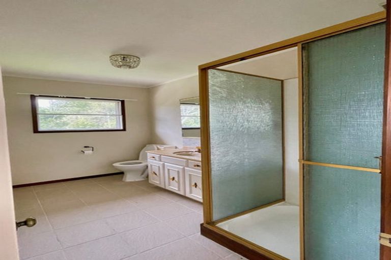 Photo of property in 11 Ravenstone Place, Chatswood, Auckland, 0626