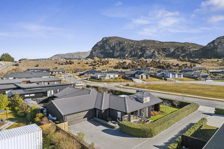 Photo of property in 15 Kingfisher Crescent, Albert Town, Wanaka, 9305