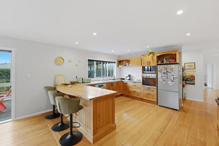 Photo of property in 82 Wairau Road, Oakura, 4314