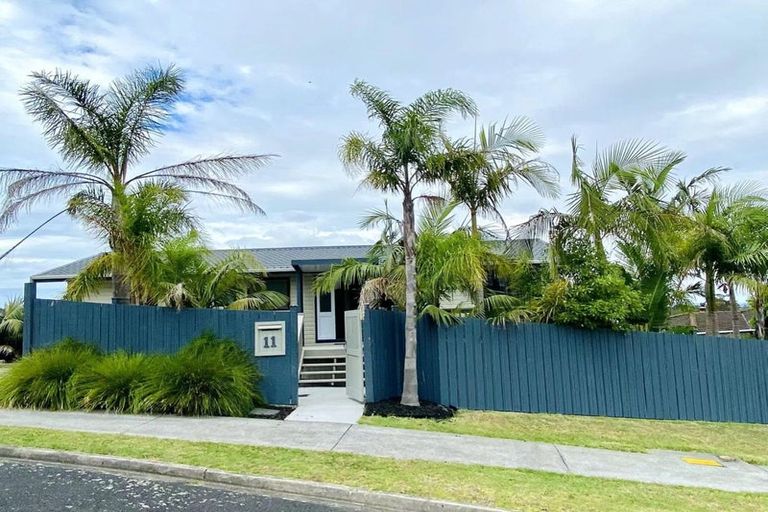 Photo of property in 11 Sumich Place, West Harbour, Auckland, 0618