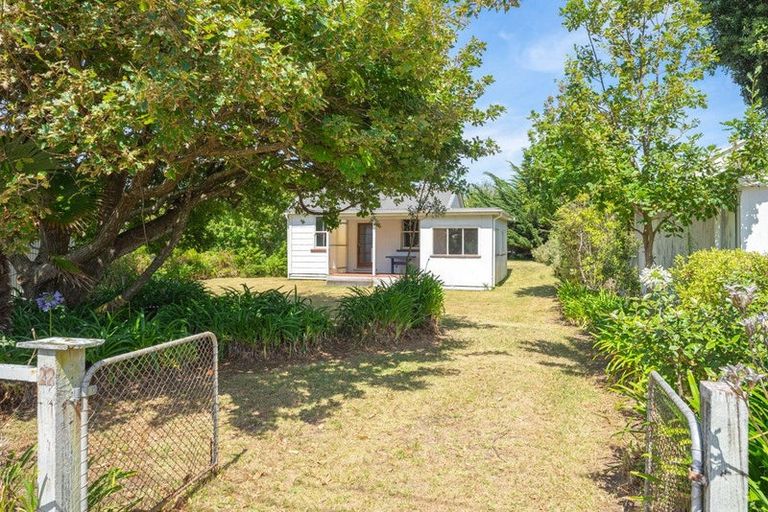Photo of property in 22 Hemara Street, Waikanae Beach, Waikanae, 5036