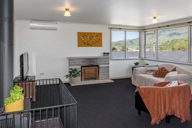 Photo of property in 75 Milton Terrace, Picton, 7220