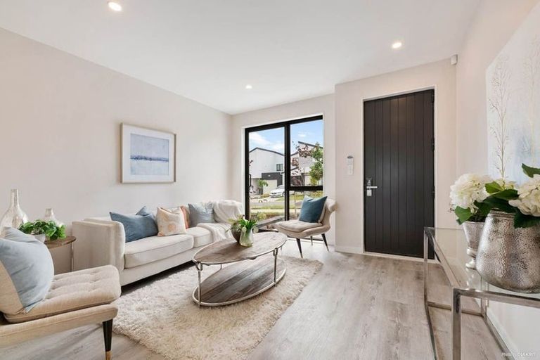 Photo of property in 10 Pohewa Road, Silverdale, 0932