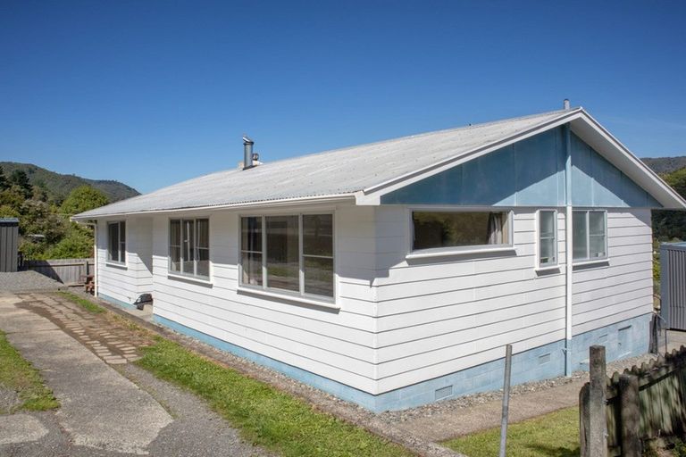 Photo of property in 75 Milton Terrace, Picton, 7220