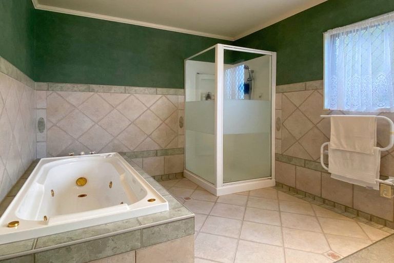 Photo of property in 20 Whiting Grove, West Harbour, Auckland, 0618