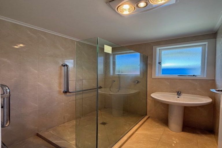 Photo of property in 5 Lynwood Road, New Lynn, Auckland, 0600