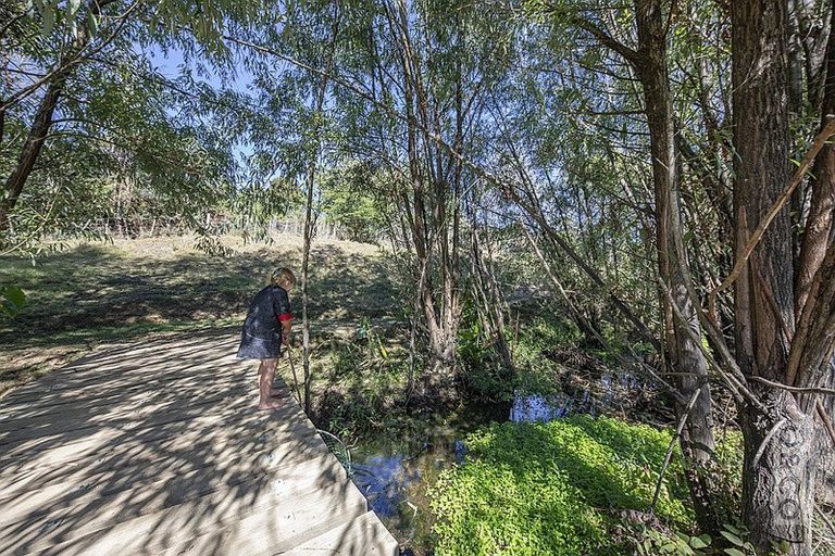 Photo of property in 231 Waitakere Road, Taupaki, Henderson, 0782