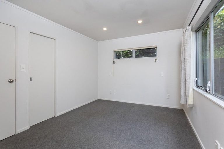 Photo of property in 18 Totaravale Drive, Totara Vale, Auckland, 0629