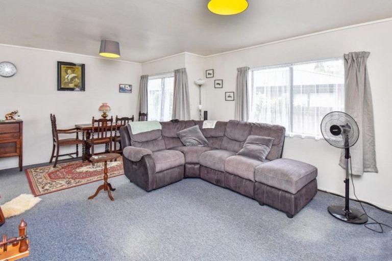 Photo of property in 2/6 Hunua Road, Papakura, 2110