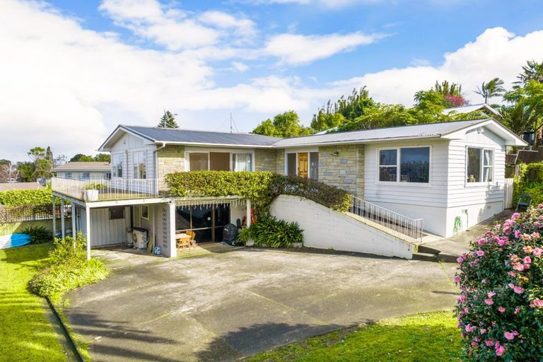 Photo of property in 33 Chatsworth Crescent, Pakuranga Heights, Auckland, 2010