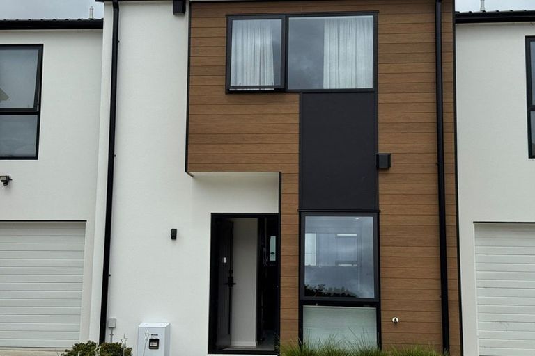 Photo of property in 19 Leo Waikari Crescent, Wallaceville, Upper Hutt, 5018