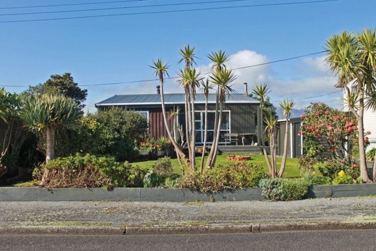 Photo of property in 17 Marine Parade, Carters Beach, Westport, 7825