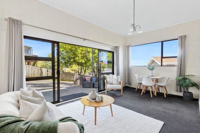 Photo of property in 8a Orewa Heights Crescent, Orewa, 0931