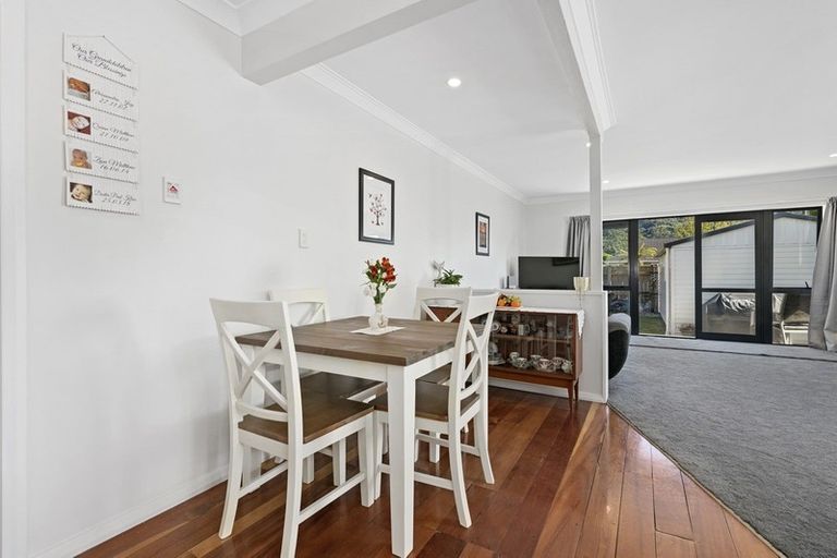 Photo of property in 10 Oak Street, Ebdentown, Upper Hutt, 5018