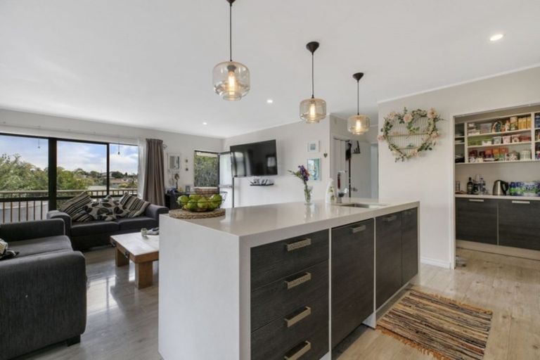 Photo of property in 22 Waiora Road, Stanmore Bay, Whangaparaoa, 0932