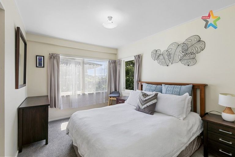 Photo of property in 27 Rakeiora Grove, Korokoro, Lower Hutt, 5012