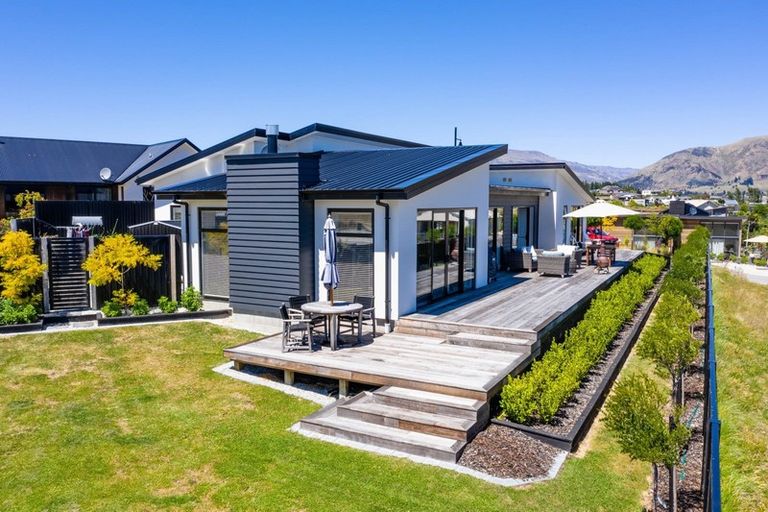 Photo of property in 2 Kereru Crescent, Wanaka, 9305