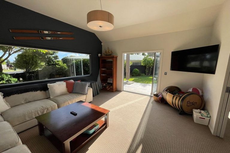 Photo of property in 15 Russell Drive, Oakura, 4314