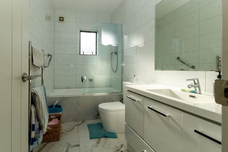 Photo of property in 8 San Casello Rise, Henderson, Auckland, 0612