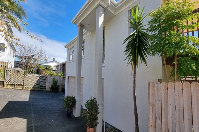 Photo of property in 78a Sunset Road, Unsworth Heights, Auckland, 0632