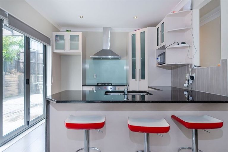 Photo of property in 23 Midhurst Avenue, Henderson, Auckland, 0612