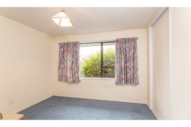 Photo of property in 2/215 Memorial Avenue, Burnside, Christchurch, 8053