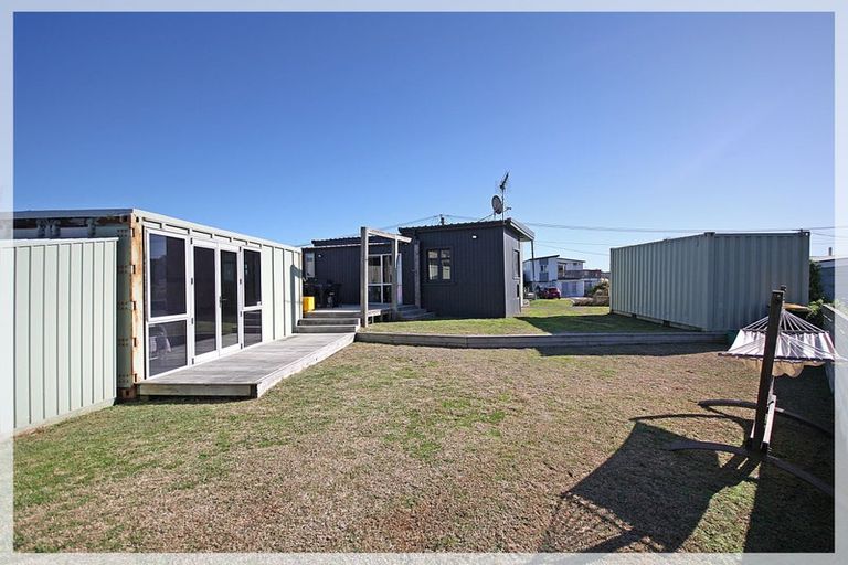 Photo of property in 11 Nelson Street, Foxton Beach, Foxton, 4815