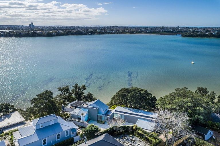 Photo of property in 10a First Avenue, Stanley Point, Auckland, 0624