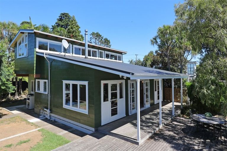 Photo of property in 4 Tasman Avenue, Henderson Valley, Auckland, 0614