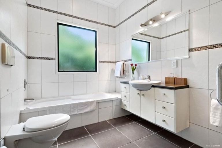 Photo of property in 52 Shelter Drive, Greenhithe, Auckland, 0632