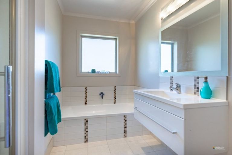 Photo of property in 14 Jade Crescent, Timberlea, Upper Hutt, 5018