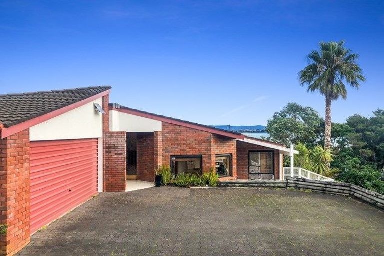 Photo of property in 9 Poaka Place, Beach Haven, Auckland, 0626