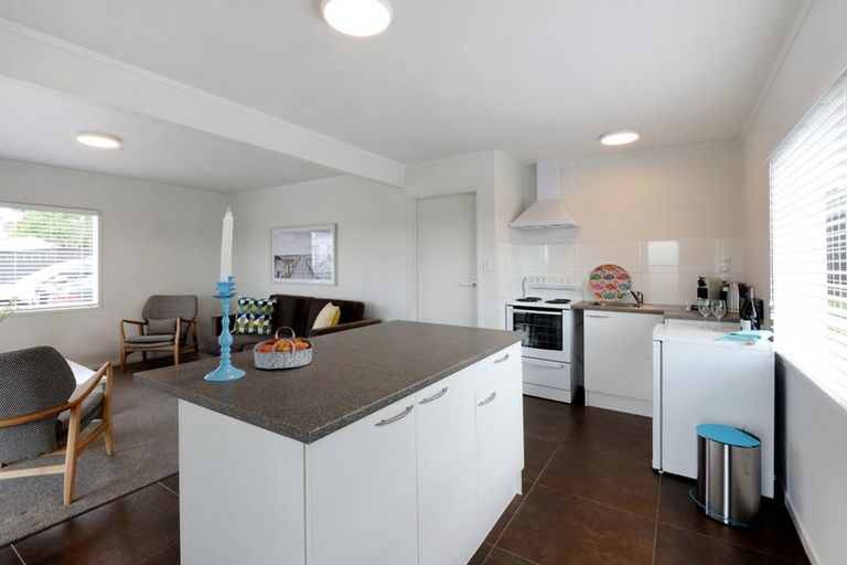 Photo of property in 2/611 Beach Road, Rothesay Bay, Auckland, 0630