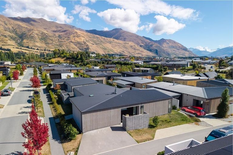 Photo of property in 18 Stackbrae Avenue, Wanaka, 9305