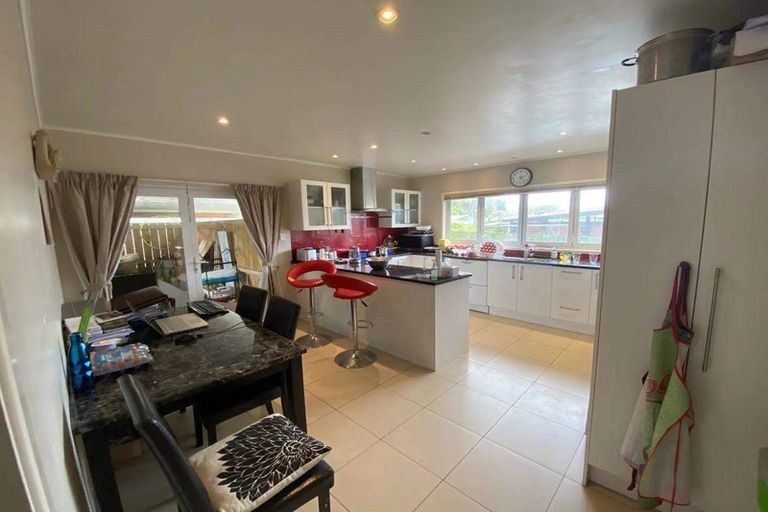 Photo of property in 90 Tirimoana Road, Te Atatu South, Auckland, 0602