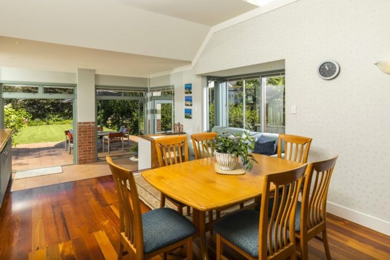 Photo of property in 122 Vauxhall Road, Narrow Neck, Auckland, 0624