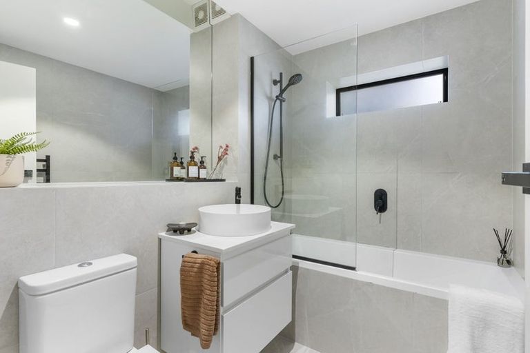 Photo of property in 2/42 Island Road, Beach Haven, Auckland, 0626