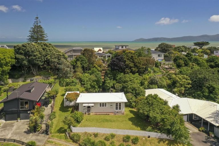 Photo of property in 21 Renown Road, Raumati South, Paraparaumu, 5032