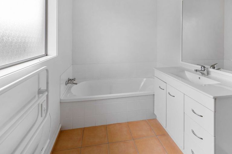 Photo of property in 19 Catalina Drive, Melville, Hamilton, 3206