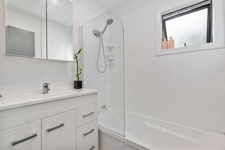 Photo of property in 2/10 Jarrah Place, Massey, Auckland, 0614