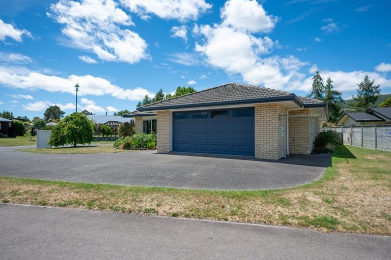 Photo of property in 4 Lakemere Way, Kinloch, Taupo, 3377