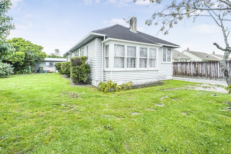 Photo of property in 24 Paul Crescent, Fairfield, Hamilton, 3214