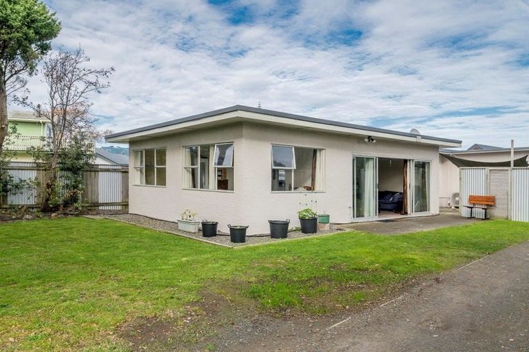 Photo of property in 16 Eruini Street, Waikanae Beach, Waikanae, 5036