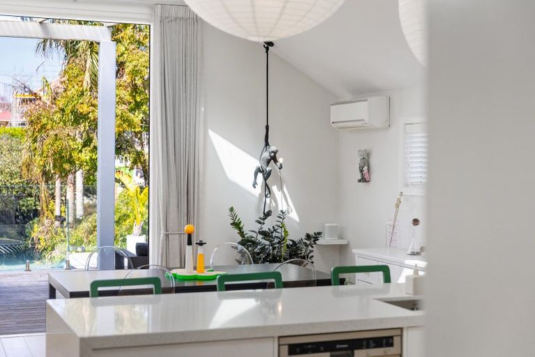 Photo of property in 6 Wainoni Avenue, Point Chevalier, Auckland, 1022