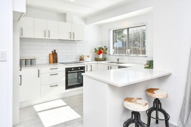 Photo of property in 2/4 Sunshine Place, Papakura, 2110